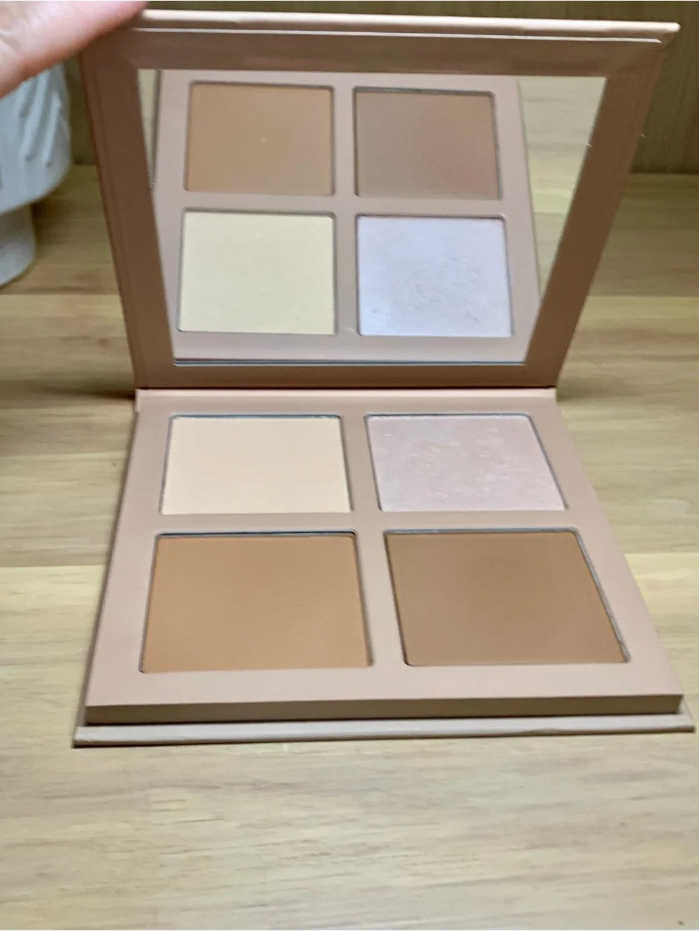 KKW Beauty Powder Contour & Highlight Kit in Medium. New!